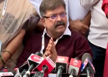 Jitendra Awhad Apologises : ” मी काल जे बोललो ते ओघात बोलून गेलो, हा वाद मला वाढवायचा नाही… !” जितेंद्र आव्हाड यांची त्या अपवादात्मक वक्तव्यानंतर जाहीर माफी