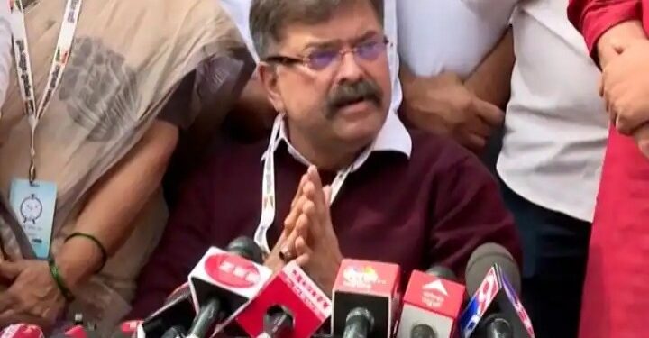 Jitendra Awhad Apologises : ” मी काल जे बोललो ते ओघात बोलून गेलो, हा वाद मला वाढवायचा नाही… !” जितेंद्र आव्हाड यांची त्या अपवादात्मक वक्तव्यानंतर जाहीर माफी