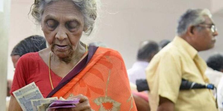 Pension Scheme : नोव्हेंबर 2005 नंतर रुजू शासकीय कर्मचाऱ्यांना जुन्या निवृत्ती वेतन योजनेचा पर्याय, ‘हे’ असणार नियम , वाचा सविस्तर
