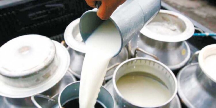 दूध उत्पादक शेतकऱ्यांना मोठा दिलासा ! दुधासाठी 5 रुपये प्रति लिटर अनुदान