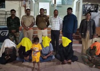 CRIME NEWS : दारुड्या बापाने मित्रांसोबत पार्टीसाठी पोटच्या 3 वर्षाच्या चिमुकल्याला विकले; आईला कळाले तेव्हा…