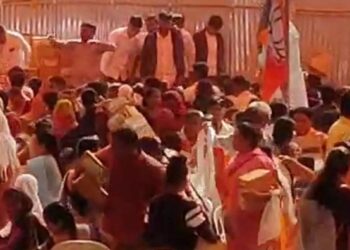 अर्रर्रर्रर्र ! आमदार गेले मदत म्हणून उपयोगी वस्तूंचे वाटप करायला; नागरिकांनी जाळ्या तोडून किट पळवल्या, छत्रपती संभाजीनगर मधला प्रकार