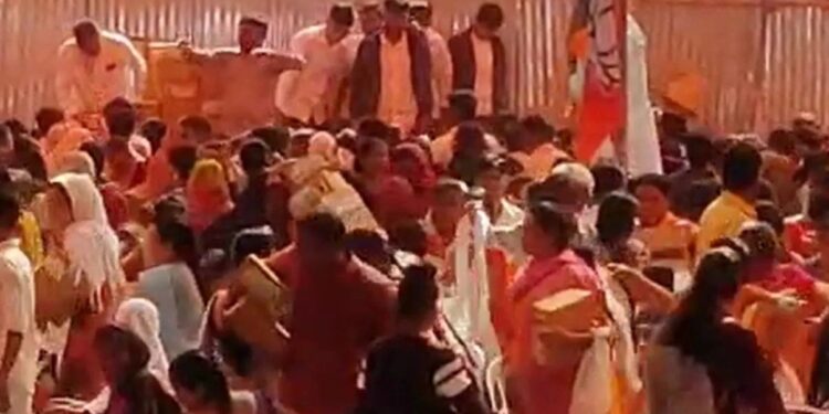 अर्रर्रर्रर्र ! आमदार गेले मदत म्हणून उपयोगी वस्तूंचे वाटप करायला; नागरिकांनी जाळ्या तोडून किट पळवल्या, छत्रपती संभाजीनगर मधला प्रकार