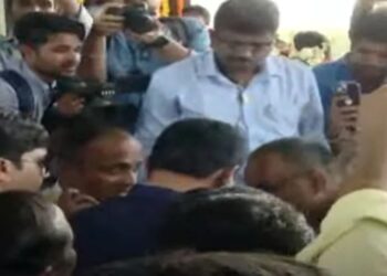 विचारेंना विचारलेच नाही ! दिघा रेल्वे स्थानक लोकार्पण कार्यक्रम पत्रिकेतून विचारेंचे नाव वगळले, विचारे आणि पोलिसांमध्ये स्थानकावरच राडा