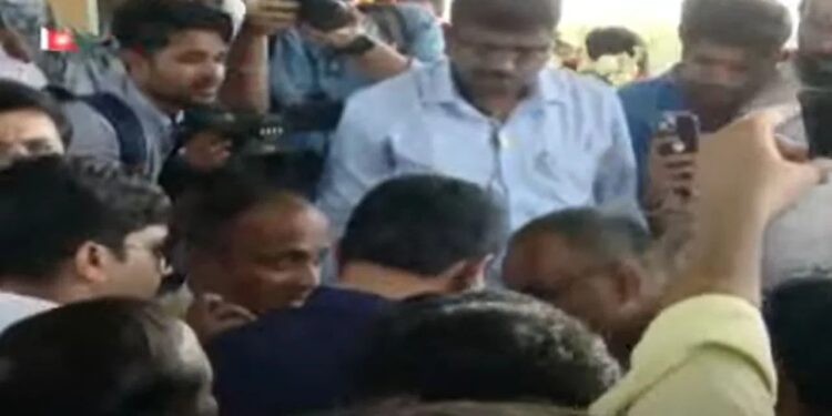 विचारेंना विचारलेच नाही ! दिघा रेल्वे स्थानक लोकार्पण कार्यक्रम पत्रिकेतून विचारेंचे नाव वगळले, विचारे आणि पोलिसांमध्ये स्थानकावरच राडा