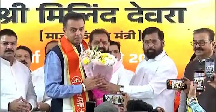 Milind Deora joins Shivsena : माजी खासदार मिलिंद देवरा यांचा मुख्यमंत्री एकनाथ शिंदे यांच्या उपस्थितीत शिवसेना शिंदे गटात प्रवेश; 10 नगरसेवकांची देखील साथ