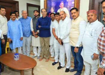 महाराष्ट्राच्या राजकारणातील मोठी बातमी : भाजपला मोठा धक्का देत भाजप आणि संघ परिवारातील ‘या’ नेत्यांचा आणि शेकडो कार्यकर्त्यांचा मातोश्रीवर पक्षप्रवेश