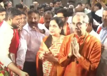 NASHIK : लोकसभा निवडणुकीच्या पार्श्वभूमीवर शिवसेना ठाकरे गटाचे नाशिकमध्ये राज्यस्तरीय अधिवेशन ! ठाकरेंनी केली काळाराम मंदिरात सपत्नीक महाआरती !