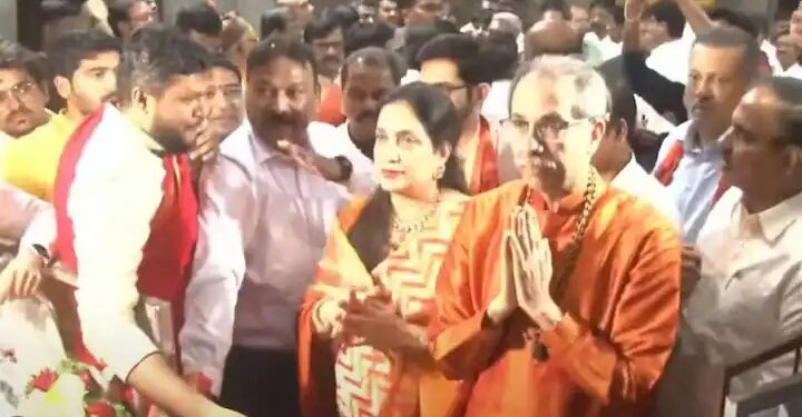 NASHIK : लोकसभा निवडणुकीच्या पार्श्वभूमीवर शिवसेना ठाकरे गटाचे नाशिकमध्ये राज्यस्तरीय अधिवेशन ! ठाकरेंनी केली काळाराम मंदिरात सपत्नीक महाआरती !