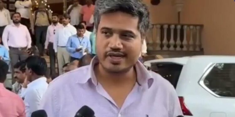 MLA Rohit Pawar : “मी मराठी माणूस आहे, पळून जाणार नाही.. आमदार रोहित पवार ED कार्यालयामध्ये चौकशीसाठी दाखल