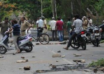 PUNE CRIME : पुण्यात पुन्हा टोळी युद्ध भडकले; लाडू वाटण्यावरून टोळक्यामध्ये दगडफेक आणि गाड्यांची तोडफोड