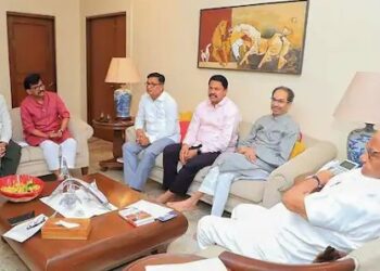 Maharashtra Politics : लोकसभा निवडणुकीच्या पार्श्वभूमीवर महाविकास आघाडीची पहिली बैठक संपन्न; “48 जागा निवडून आणू..!” संजय राऊतांनी व्यक्त केला विश्वास