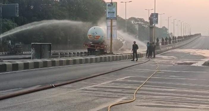 मोठी बातमी : छत्रपती संभाजीनगरमध्ये सिडको परिसरात गॅस टँकर उलटला; 2 किमी परिसर केला रिकामा, Rescue Operation सुरू