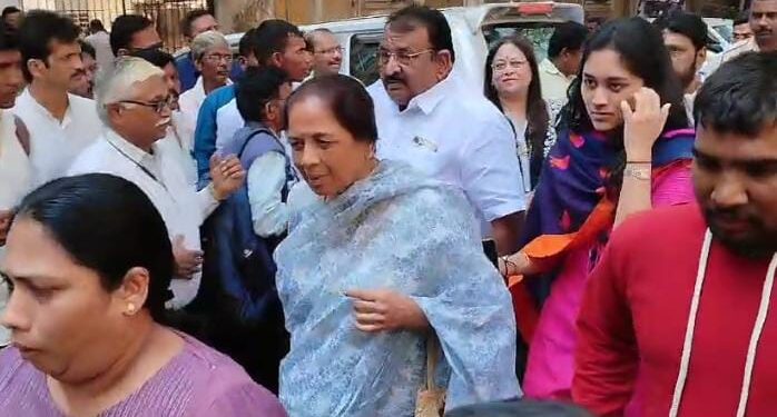 Rohit Pawar ED Inquiry : आमदार रोहित पवार यांची आज पुन्हा एकदा ED चौकशी; नातवासाठी आजी प्रतिभा पवार दिवसभर पक्ष कार्यालयात उपस्थित राहणार, बारामतीत समर्थक आक्रमक