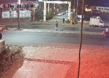 भीषण अपघात CCTV मध्ये कैद : पुण्यातील उरळी कांचनमध्ये भीषण अपघात, दुचाकीस्वाराचा जागीच मृत्यू, एक जण गंभीर जखमी