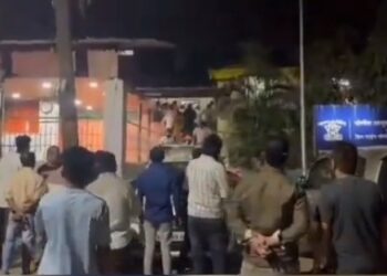 महाराष्ट्र हादरला ! उल्हासनगरमध्ये भाजप आमदाराचा शिंदे गटाच्या नेत्यावर पोलीस ठाण्यातच गोळीबार; गृहमंत्र्यांनी राजीनामा द्यावा, विरोधक आक्रमक VIDEO