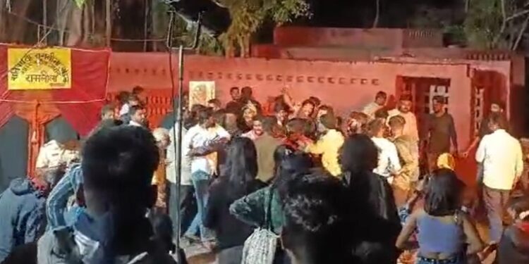 PUNE : सावित्रीबाई फुले पुणे विद्यापीठात रामायणाच्या नाटकावरून महाभारत ! VIDEO