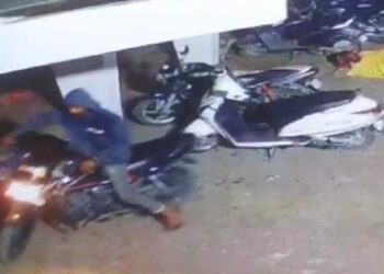Crime News : छत्रपती संभाजीनगरमध्ये घाटी रुग्णालयात चोरट्यांचा धुमाकूळ; रोज 1-2 गाड्या होतात लंपास, घटना CCTV मध्ये कैद