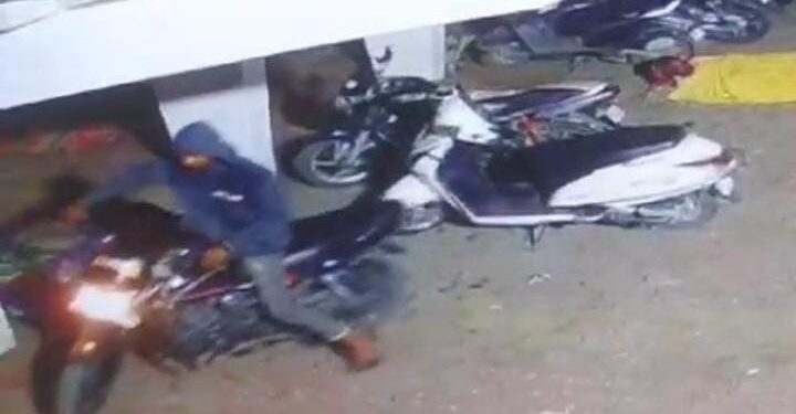 Crime News : छत्रपती संभाजीनगरमध्ये घाटी रुग्णालयात चोरट्यांचा धुमाकूळ; रोज 1-2 गाड्या होतात लंपास, घटना CCTV मध्ये कैद