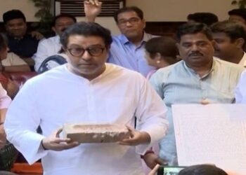 बाबरीची वीट : बाळा नांदगावकर यांची राज ठाकरे यांना ‘बाबरीची वीट’ भेट; “राजसाहेबांमध्ये आम्हाला बाळासाहेब दिसतात…!” – बाळा नांदगावकर