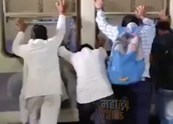 VIDEO : रेल्वे रूळ ओलांडताना लोकलखाली अडकलेल्या प्रवाशाचा अखेर मृत्यू; सहप्रवाशांनी लोकलचा अख्खा डबा हलवून वाचण्यासाठी केले शर्तीचे प्रयत्न,पण…