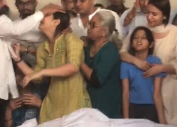 अंतिम दर्शनासाठी अभिषेक घोसाळकरांचे पार्थिव बोरीवलीतील निवासस्थानी; कुटुंबीयांवर दुःखाचा डोंगर