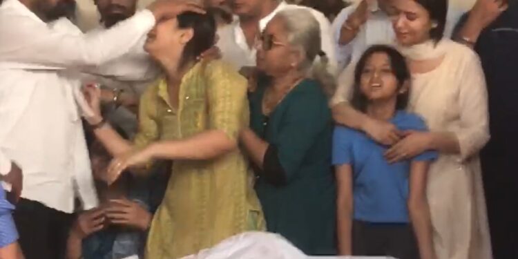 अंतिम दर्शनासाठी अभिषेक घोसाळकरांचे पार्थिव बोरीवलीतील निवासस्थानी; कुटुंबीयांवर दुःखाचा डोंगर