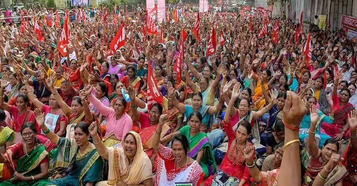 मोठी बातमी : छत्रपती संभाजीनगरच्या आरोग्य विभागातील संप पुकारलेल्या 440 आशा सेविकांचे विलंबन