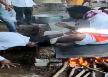 CRIME NEWS : अमरावतीतील तापलेल्या तव्यावर बसून आशीर्वाद देणाऱ्या गुरुदास बाबाला अटक