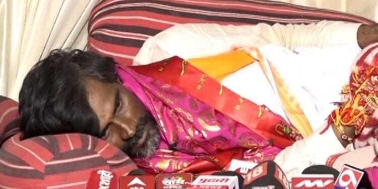 JALANA : मनोज जरांगे पाटील यांची प्रकृती ढासाळतेयं ! हात थरथरत आहेत, बोलणे जड झाले, पण तरीही निर्णयावर ठाम !