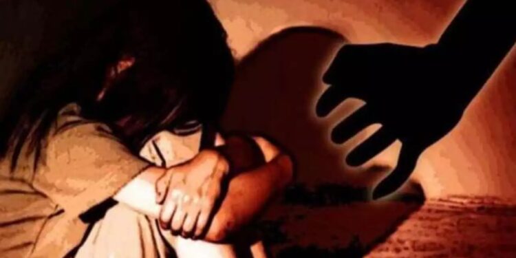 पुणे हादरले ! अवघ्या 30 हजार रुपयांसाठी अल्पवयीन मुलीकडून करून घेतला वेश्या व्यवसाय; वडिलांच्या आजारपणासाठी घेतले होते उसने पैसे