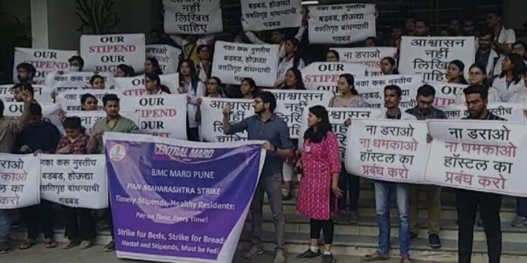 Doctors Strike : अर्थसंकल्पीय अधिवेशनाच्या मंत्रिमंडळ बैठकीत निर्णय होणार; संप मागे घेण्याचे उपमुख्यमंत्री अजित पवारांचे आवाहन,मात्र निवासी डॉक्टर संपावर ठाम