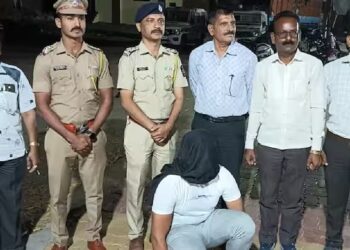 वाह रे पठ्या : बहिणीला आला होता खाकी परिधान करून कॉपी पुरवायला; पोलीस निरीक्षकांना पाहून केला सल्यूट आणि अडकला, वाचा नेमकं प्रकरण