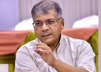 ” माझ्या भाषणाचं चित्रीकरण करून पोलीस केवळ बायकोला दाखवू शकतील..!” नितेश राणेंच्या पोलिसांबाबतच्या वक्तव्याचा प्रकाश आंबेडकरांनी घेतला खरपूस समाचार; म्हणाले, ‘वेडा आमदार !’