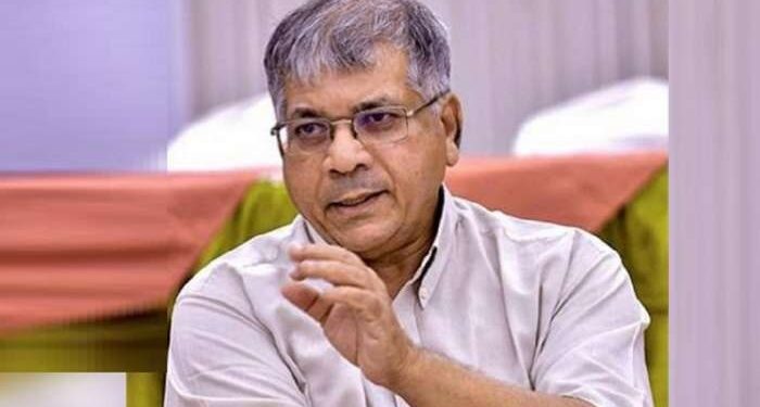 ” माझ्या भाषणाचं चित्रीकरण करून पोलीस केवळ बायकोला दाखवू शकतील..!” नितेश राणेंच्या पोलिसांबाबतच्या वक्तव्याचा प्रकाश आंबेडकरांनी घेतला खरपूस समाचार; म्हणाले, ‘वेडा आमदार !’