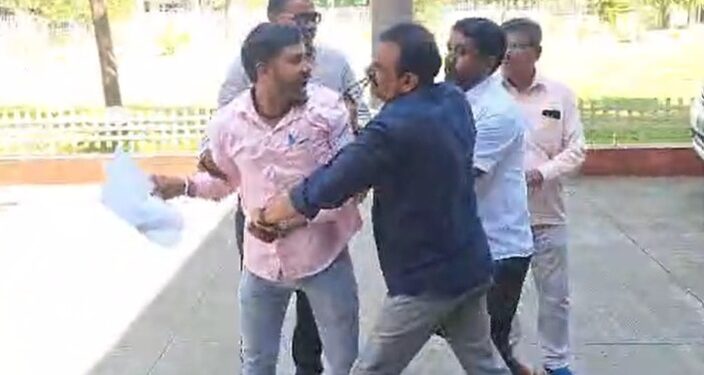 मोठी बातमी : छत्रपती संभाजीनगरमध्ये नेमकं काय घडतंय ? आधी आयुक्तांची गाडी फोडली, आता पुन्हा पोलीस आयुक्तालयात फ्रीस्टाइल हाणामारी.. पहा VIDEO