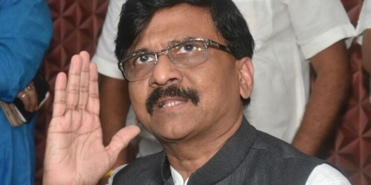 ” आपल्या नवऱ्याची जी बदनामी झाली त्याबद्दल देवेंद्र फडणवीसांवर अब्रुनुकसानीचा खटला दाखल करा…!” संजय राऊतांनी सुनेत्रा पवारांना असा सल्ला का दिला ? वाचा सविस्तर