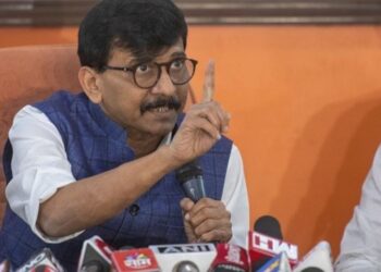 Lok Sabha Elections : ” मराठी बाणा जपणाऱ्या नेत्याला अपमानित करायचं, हे भाजपचं षडयंत्र आहे..! ” संजय राऊतांनी चक्क ‘या’ भाजपच्या नेत्याचं केलं कौतुक