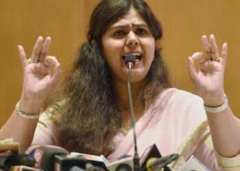 Lok Sabha Elections : बीड मतदारसंघाची यावेळी पंकजा मुंडेंना उमेदवारी ? पण पंकजाताई स्पष्टच म्हणाल्या, ” काही झालं तरी बहिणीला बाजूला करून मी पुढे जाणार नाही.! “