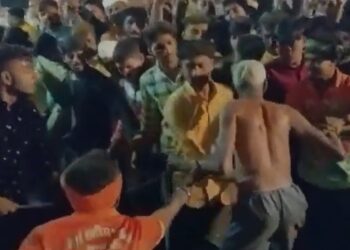 मुरबाडमध्ये भयानक प्रकार ! भुताळ्या आहेस,करणी करतो; पेटत्या निखाऱ्यावर घेतली वृद्धाची अग्निपरीक्षा; अंनिसच्या प्रयत्नामुळे गुन्हा दाखल