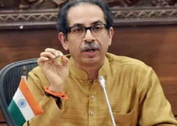 ” असा हा शेपूट घाल्या गृहमंत्री महाराष्ट्रात आला आणि आमच्यावर फणा काढून गेला…! ” उद्धव ठाकरेंची अमित शहांवर कडू भाषेत टीका