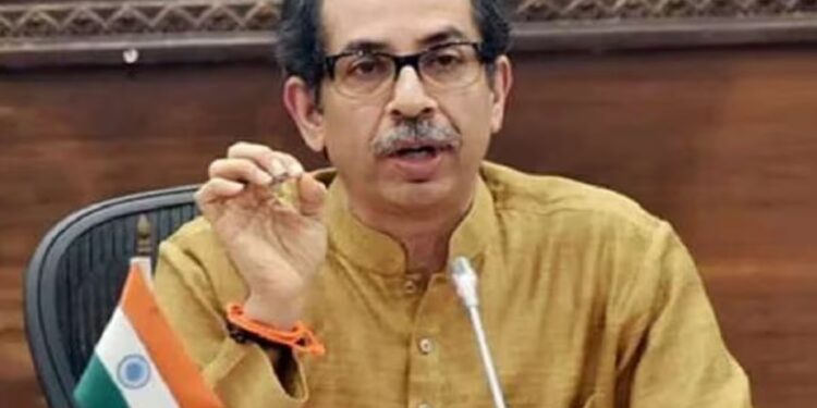 ” असा हा शेपूट घाल्या गृहमंत्री महाराष्ट्रात आला आणि आमच्यावर फणा काढून गेला…! ” उद्धव ठाकरेंची अमित शहांवर कडू भाषेत टीका