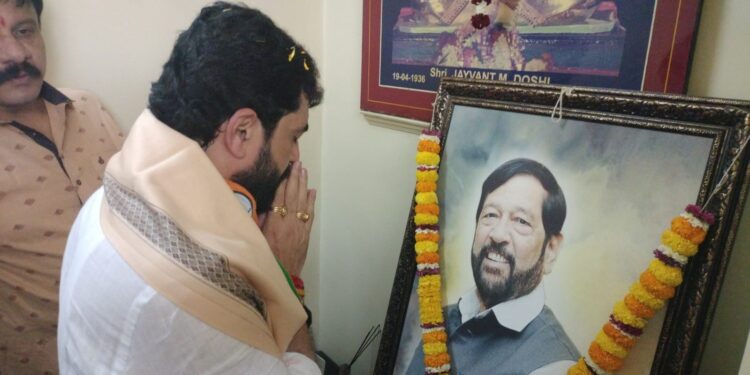 Murlidhar Mohol : पुणे लोकसभा महायुतीचे उमेदवार मुरलीधर मोहोळ यांनी प्रचाराचा नारळ वाढवला; ‘ पुणेकर विकासाला प्राधान्य देतात त्यामुळे आमचा विजय निश्चित ‘- मुरलीधर मोहोळ