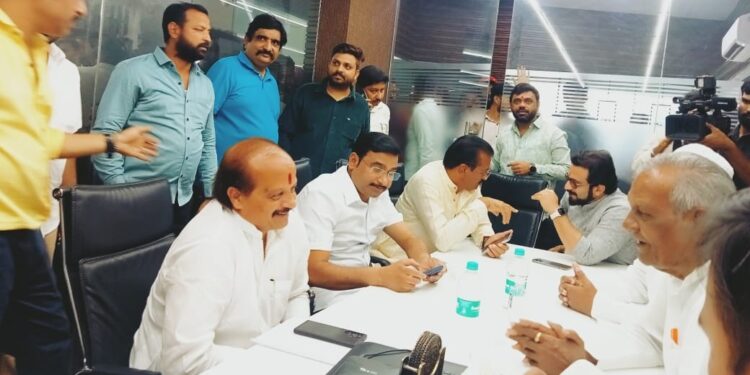 Pune Political News : वसंत मोरे आणि निलेश लंके राष्ट्रवादी काँग्रेस शरद पवार गटात जाणार ? काही वेळात शरद पवारांची पत्रकार परिषद सुरू