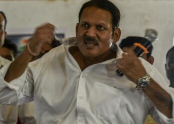 उदयनराजे स्वबळावर लढा ! उदयनराजेंच्या समर्थकांमध्ये धुसफूस; भाजपने साताऱ्याची उमेदवारी जाहीर न केल्याने समर्थकांचा शिवतीर्थवर जमाव