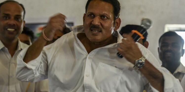 उदयनराजे स्वबळावर लढा ! उदयनराजेंच्या समर्थकांमध्ये धुसफूस; भाजपने साताऱ्याची उमेदवारी जाहीर न केल्याने समर्थकांचा शिवतीर्थवर जमाव