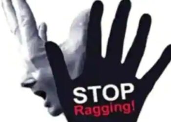 धक्कादायक : रॅगिंगच्या नावाखाली बाथरूममध्ये कोंडले, चाकू घेऊन मागे विद्यार्थिनी धावल्या, दिव्यांग पिडीतेला मनस्तापातून ब्रेनस्ट्रोक