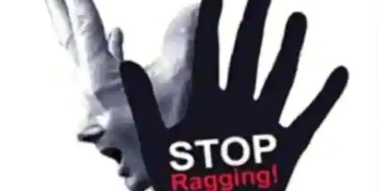 धक्कादायक : रॅगिंगच्या नावाखाली बाथरूममध्ये कोंडले, चाकू घेऊन मागे विद्यार्थिनी धावल्या, दिव्यांग पिडीतेला मनस्तापातून ब्रेनस्ट्रोक