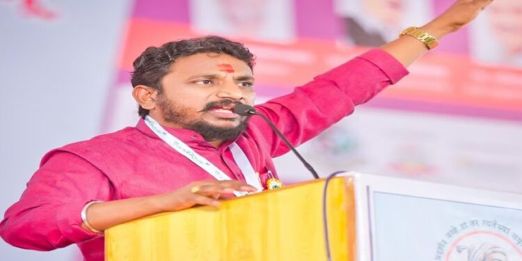 Amol Mitkari : ” शिवतारेच्या मागचा मास्टरमाइंड दुसराचं आहे, शिवतारेची एवढी औकात नाही की तो… ! ” नेमकं काय म्हणाले मिटकरी ? वाचा सविस्तर