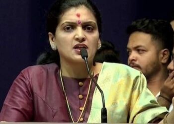 Lok Sabha Elections 2024 : ” सुनेत्रा वहिनींचा विजय निश्चित झाल्यापासून घरची आणि बाहेरची उंदर गरळ ओकायला लागली आहेत..!” रूपाली ठोंबरेंची शर्मिला पवारांवर घणाघाती टीका